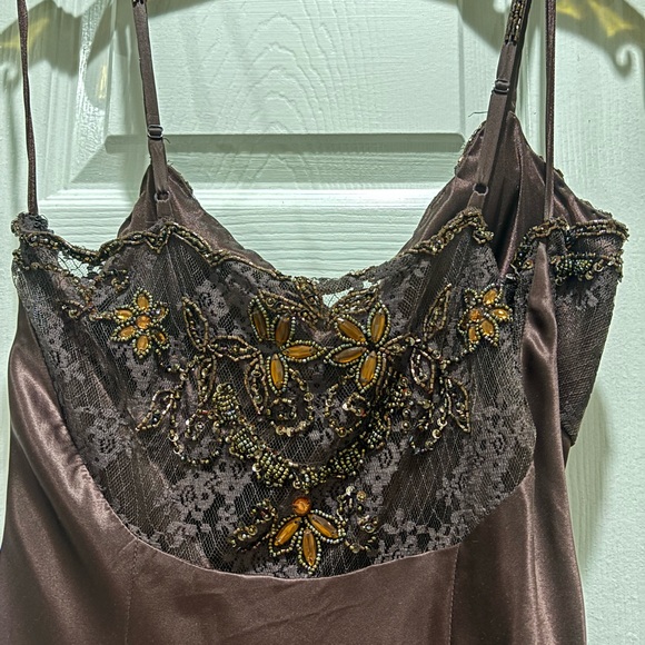 Beaded lace chocolate brown silk evening gown
Cache - Picture 3 of 6